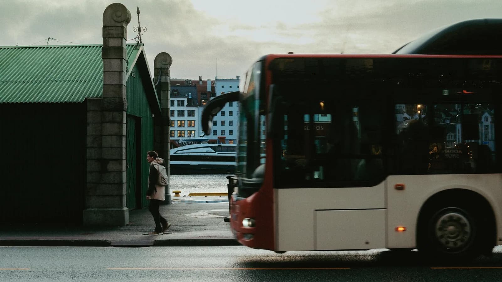 Bybuss ved en bussholdeplass i bymiljø.